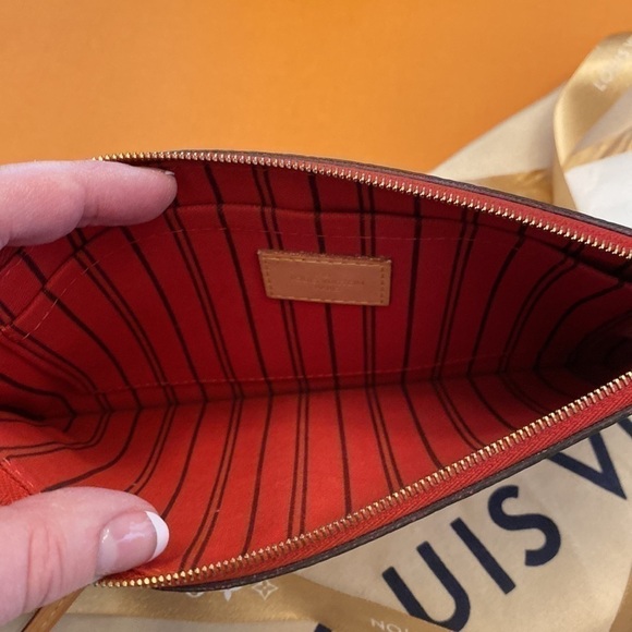 𝅺LOUIS Vuitton Pochette in Cherry. EXCELLENT CONDITION. - Picture 2 of 5